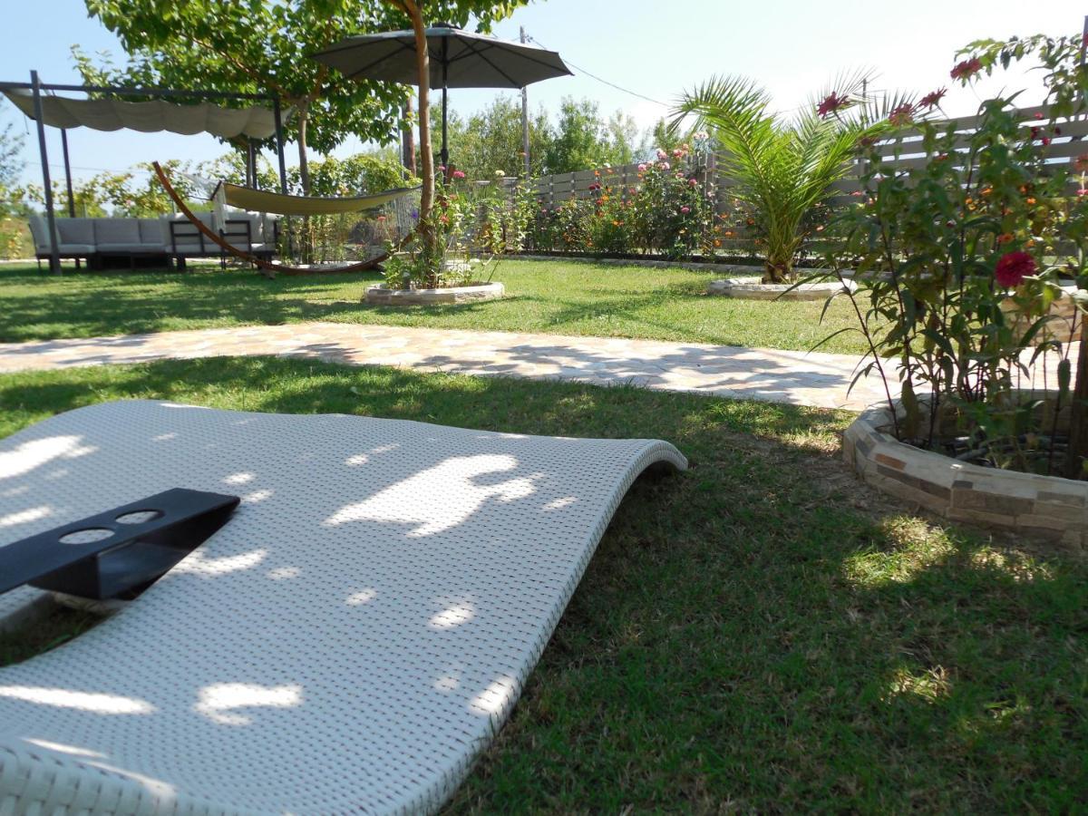 Costa Petra - Luxury Seaside Cottage With Garden - Vacation House For Families In Greece Nea Mesagkala Exterior photo
